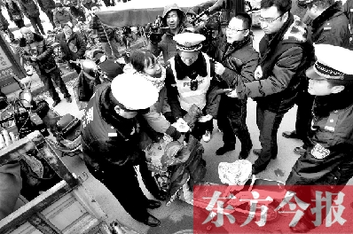 面對要暫扣的非機動車，看車人急了