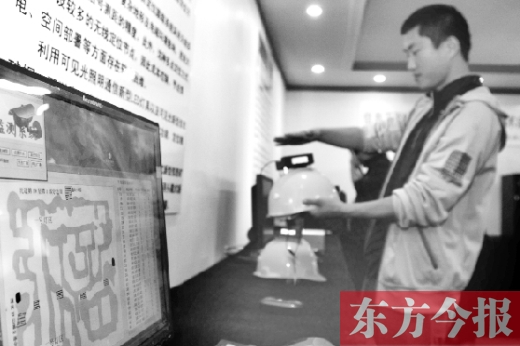 可見(jiàn)光通信技術(shù)應(yīng)用展示會(huì)上，參觀(guān)者體驗(yàn)新技術(shù)在采礦工具上的應(yīng)用