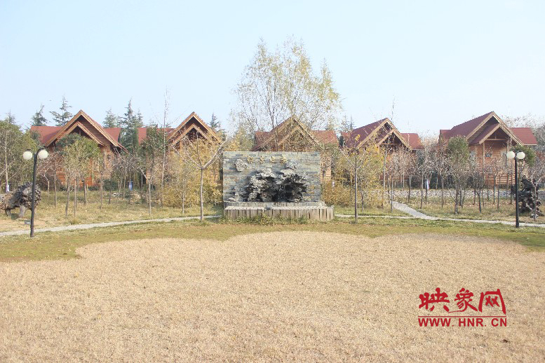 后面就是小別墅，前面是個(gè)廣場(chǎng)