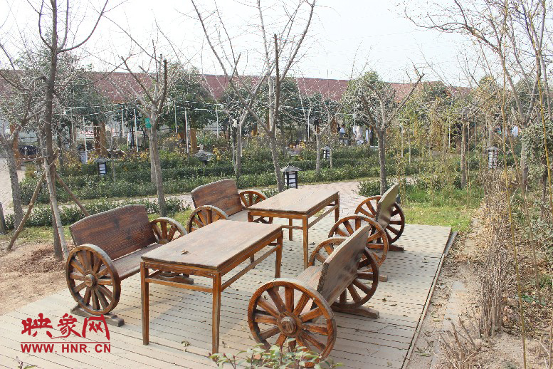 四五成群在這打牌，也是很有味道的一件事