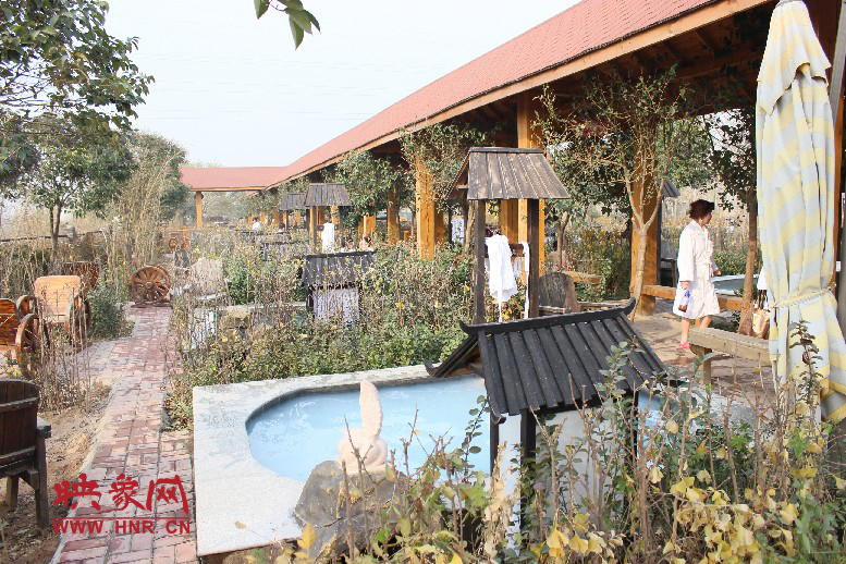 各種小溫泉池，溫度有高有低，每個(gè)池用料不同有各種功效