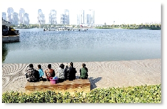 昨天中午，如意湖畔，在這樣的天氣曬太陽是一種享受。 記者 馬健 圖