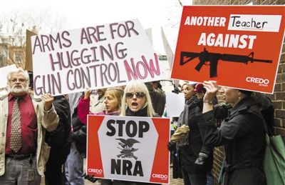 12月17日，華盛頓，示威者來到美國(guó)“全國(guó)槍支協(xié)會(huì)”在國(guó)會(huì)的說客辦公室表達(dá)控制槍支的訴求。