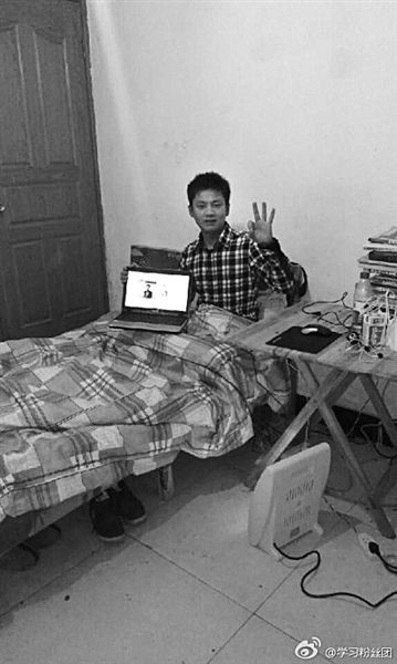 張洪銘在微博上發(fā)了張照片。照片顯示，他居住的屋子主要有一床一桌，寒冬里以電暖器取暖。