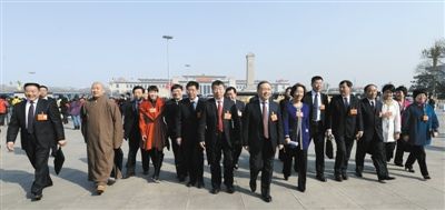 昨日，中國人民政治協(xié)商會議第十二屆全國委員會第一次會議在北京人民大會堂開幕。這是全國政協(xié)委員走向人民大會堂。新華社記者 陳樹根 攝