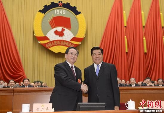 3月11日下午，全國(guó)政協(xié)十二屆一次會(huì)議在北京人民大會(huì)堂舉行第四次全體會(huì)議，俞正聲當(dāng)選政協(xié)第十二屆全國(guó)委員會(huì)主席。圖為政協(xié)第十一屆全國(guó)委員會(huì)主席賈慶林和俞正聲握手，表示祝賀。中新社發(fā) 廖攀 攝