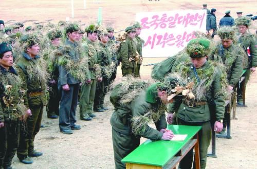 朝鮮中央通訊社13日公布的照片顯示，朝鮮工農(nóng)赤衛(wèi)隊員正在進行“戰(zhàn)前訓練”。