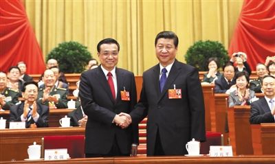 昨日，人大會(huì)議投票表決，決定李克強(qiáng)為國(guó)務(wù)院總理后，習(xí)近平和李克強(qiáng)親切握手。 新華社記者 蘭紅光 攝