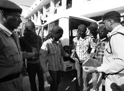 3月18日，印度中央邦，涉嫌輪奸瑞士女游客的男子被押往法庭。據(jù)悉，6名男子均面臨搶劫指控，其中4人面臨強(qiáng)奸指控。