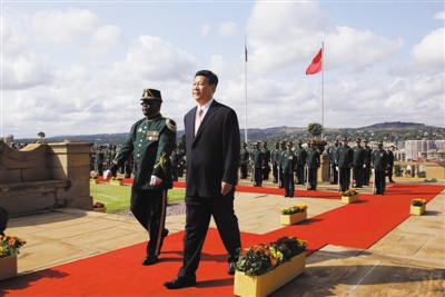 3月26日，南非總統(tǒng)祖馬在比勒陀利亞聯(lián)邦大廈前廣場舉行儀式，歡迎中國國家主席習(xí)近平訪問南非。這是習(xí)近平檢閱儀仗隊(duì)。新華社記者 蘭紅光 攝