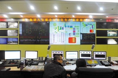 前日，八寶煤業(yè)公司，大家監(jiān)控井內(nèi)狀況。新華社 張楠 攝