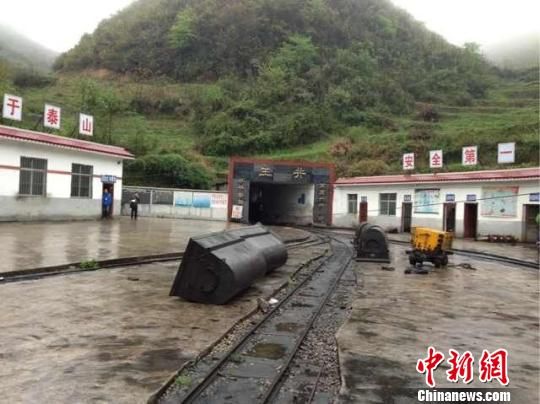 事故發(fā)生于5日晚22時(shí)許，事發(fā)時(shí)共有41人在井下作業(yè)，其中有32人安全升井，9人被困井下。