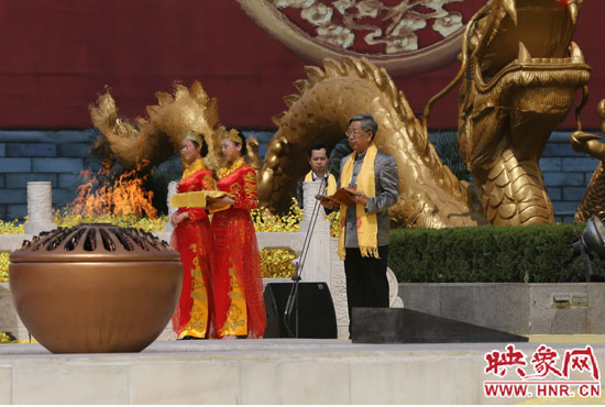 中華炎黃文化研究會(huì)會(huì)長(zhǎng)許嘉璐宣讀拜祖大典拜祭文。映象網(wǎng)記者 邵恰 攝