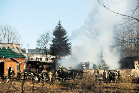 4月26日，俄羅斯救援人員在莫斯科州德米特羅夫區(qū)拉緬斯基村發(fā)生火災(zāi)的精神病院滅火?！　C供圖