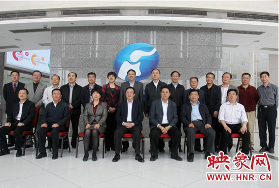 郭庚茂等省領(lǐng)導(dǎo)與省廣電局、河南電視臺(tái)的同志們合影