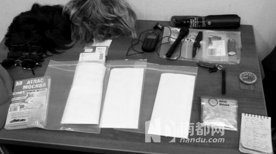 在福格爾身上發(fā)現(xiàn)的技術(shù)裝備和易容用具。