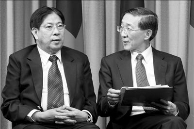 昨天凌晨,菲駐臺(tái)北馬尼拉經(jīng)濟(jì)文化辦事處代表白熙禮(左)與臺(tái)灣外事部門負(fù)責(zé)人林永樂在臺(tái)北共同舉行記者會(huì)。圖/CFP