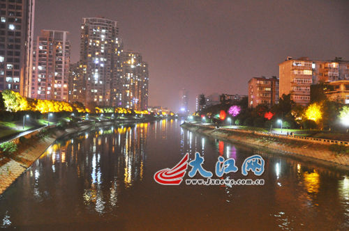 夜幕下的玉帶河，風(fēng)景很好，但是臭氣熏天。