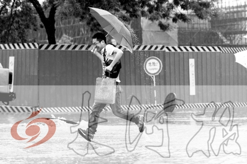 鄭州經(jīng)三路與北環(huán)交叉口處，積水較深，行人們不得不“練輕功”。 記者 白周峰 攝影