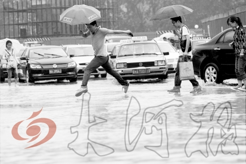 鄭州經(jīng)三路與北環(huán)交叉口處，積水較深，行人們不得不“練輕功”。 記者 白周峰 攝影