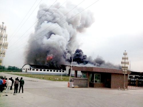 現(xiàn)場(chǎng)濃煙滾滾。