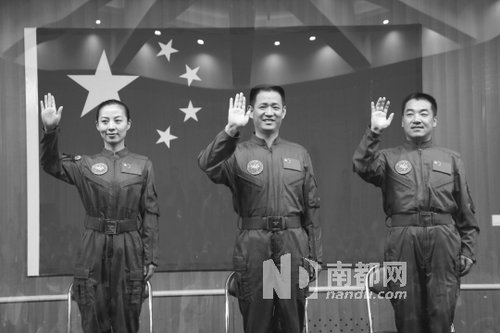 神舟十號航天員王亞平(左)、聶海勝(中)、張曉光(右)。 新華社發(fā)