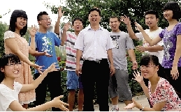 同學們用手臂連成光環(huán)，把班主任老師圍起來，表達對他的敬意和謝意。