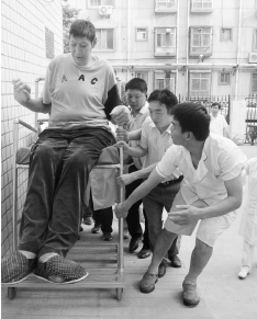 “亞洲第一巨人”來(lái)鄭州接受免費(fèi)治療 沈翔/圖 “亞洲第一巨人”來(lái)鄭州接受免費(fèi)治療 沈翔/圖