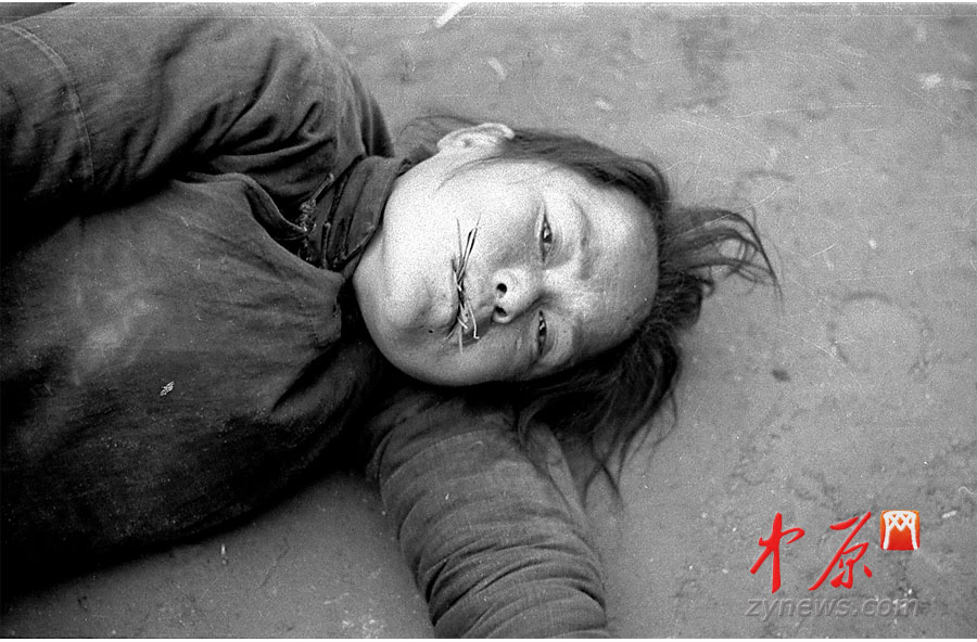 饑荒受災(zāi)者，她嘴里咬了幾根草