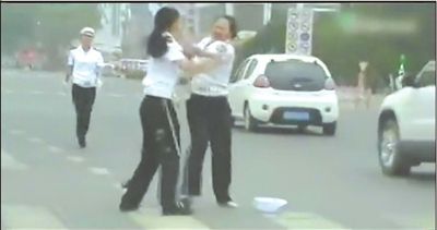 兩名“女交警”馬路中央廝打。圖/東方IC