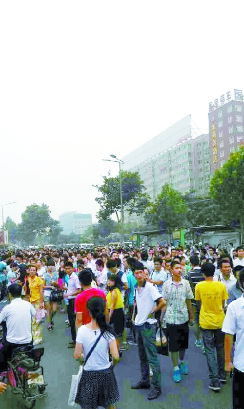 　早高峰等公交，場面蔚為壯觀（網(wǎng)友供圖）。