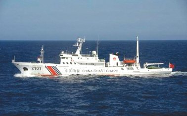24日在釣魚島附近海域巡航的中國(guó)海警船。