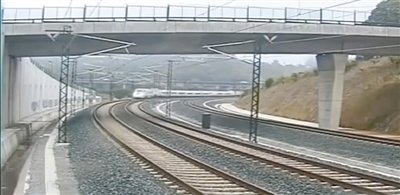 時(shí)速190公里的列車通過(guò)一個(gè)限速80公里的急轉(zhuǎn)彎。