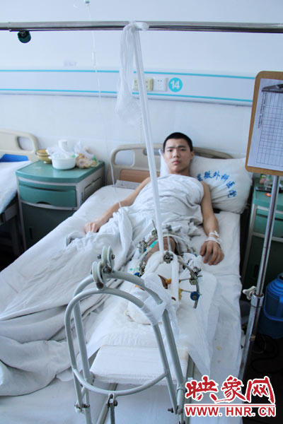 “如果有人肯幫我出4萬元的醫(yī)藥費，我愿意為他免費工作3年，多苦多累都行?！?月26日，躺在病床里上的