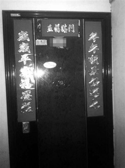 昨天22時許,被摔女童家房門緊閉,多名家屬稱,在協(xié)商處理孩子后事。新京報記者 楊鋒 攝