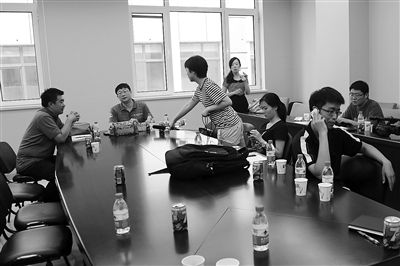 昨日，什剎海街道辦事處第四會(huì)議室，“什剎海女童練攤父親被打”事件的通氣會(huì)現(xiàn)場。