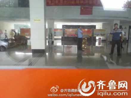 8月8號下午14時許，一女子在山東省衛(wèi)生廳辦公大樓三樓的一間辦公室內(nèi)，被一名年輕男子劫持。