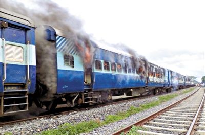 19日，撞人的火車被民眾點燃。