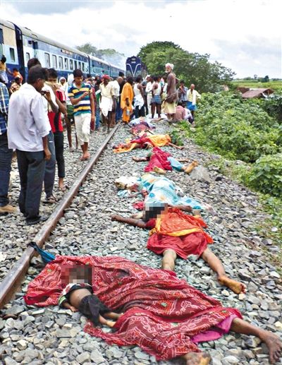 19日，事故現(xiàn)場遇難者的遺體。