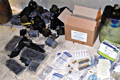 24日，敘利亞政府對(duì)外展示在大馬士革朱巴爾區(qū)破獲的反對(duì)派軍火庫(kù)中的化學(xué)制劑。新華社發(fā)