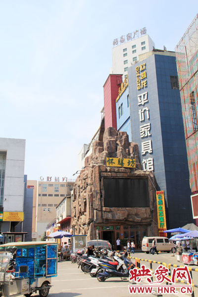 在該酒店一層的入口處，屹立著一座4層樓高的假山，氣勢(shì)雄偉。