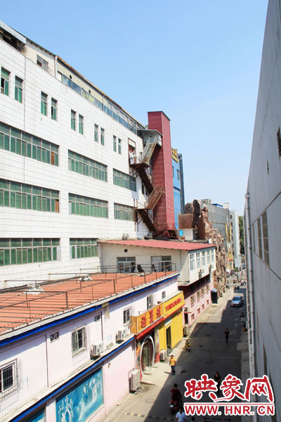 該家具賣場(chǎng)共6層樓，第7層建筑與其他樓層風(fēng)格迥然不同，有明顯后期加蓋痕跡