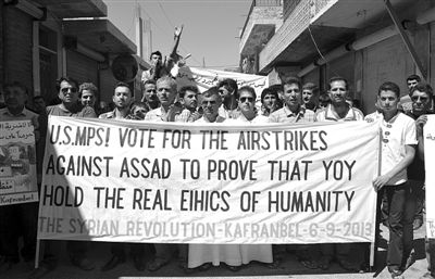 6日，敘利亞西北部的民眾打出橫幅，要求美國對敘動武。