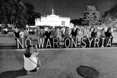 10日，華盛頓，美國反戰(zhàn)民眾在白宮前抗議對敘動武。