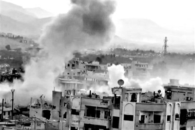 　10日公布的視頻顯示，敘利亞大馬士革地區(qū)，樓房遭重型火炮襲擊，現場濃煙滾滾。