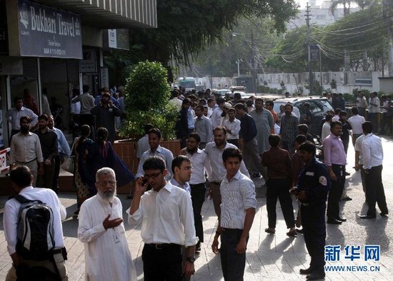 9月24日，在巴基斯坦南部城市卡拉奇，地震發(fā)生后人們跑到街上躲避。