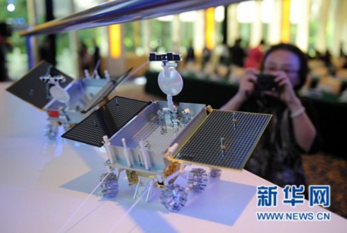 發(fā)布會(huì)現(xiàn)場擺放的月球車模型