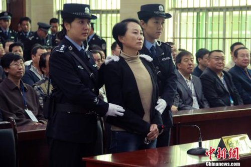 9月24日上午8時(shí)30分，陜西“房姐”龔愛(ài)愛(ài)涉嫌偽造、買(mǎi)賣(mài)國(guó)家機(jī)關(guān)證件一案，在陜西靖邊縣人民法院公開(kāi)