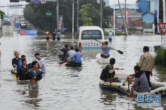 臺風“菲特”造成浙江余姚市城區(qū)大面積被淹，城市交通基本癱瘓，部分區(qū)域停電停水。