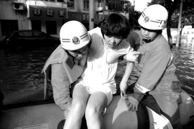 10月10日，前來余姚支援的杭州消防支隊武警官兵在南西路幫助轉(zhuǎn)移被困群眾。新華社發(fā)